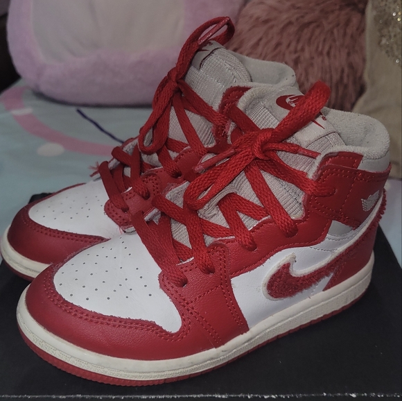 Jordan 1 Retro High OG - Picture 3 of 5